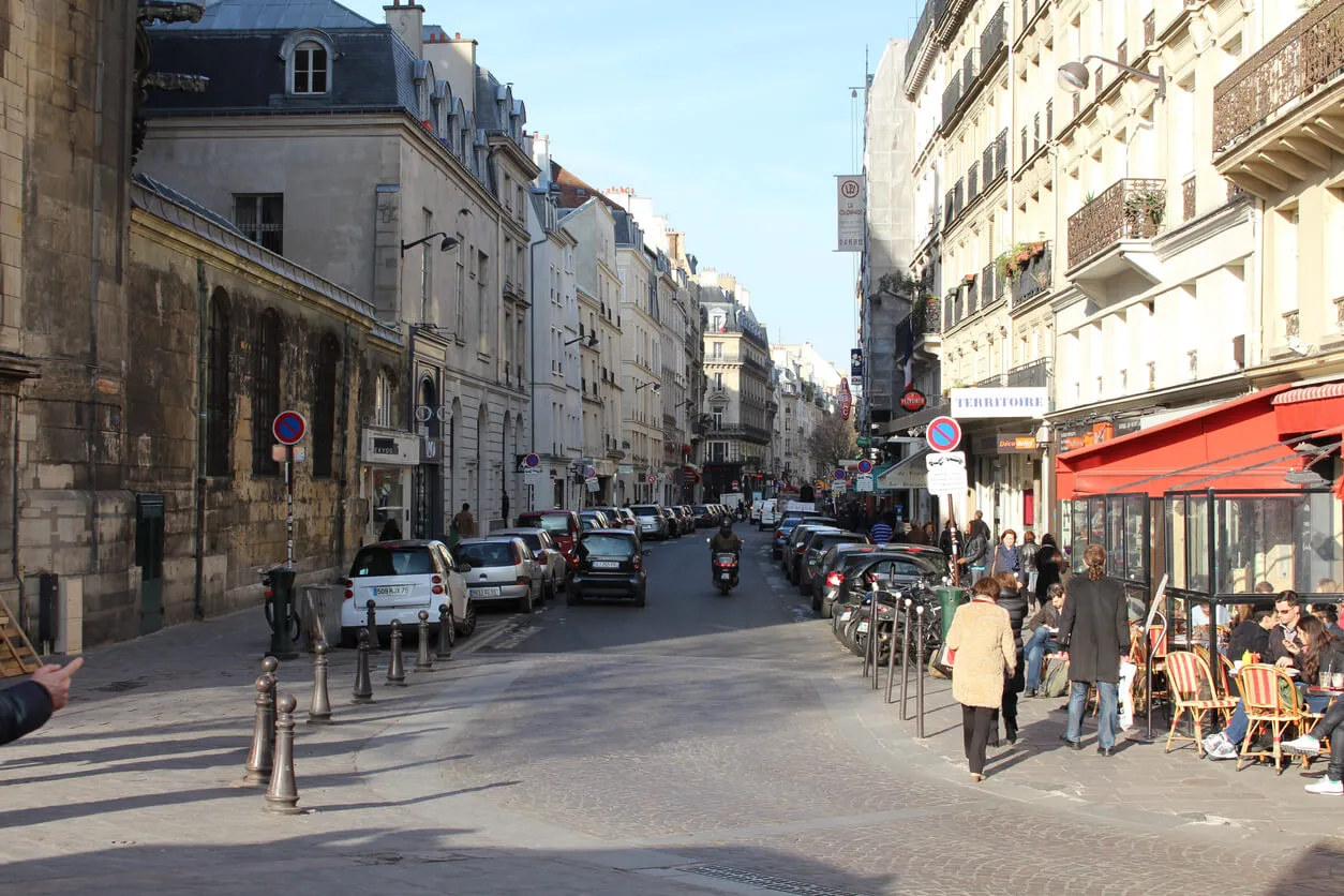 Façades élégantes et verdure apaisante dans le quartier de Saint-Seurin, un emplacement recherché pour un investissement locatif à Saint-Seurin, attirant familles et jeunes professionnels en quête de tranquillité.