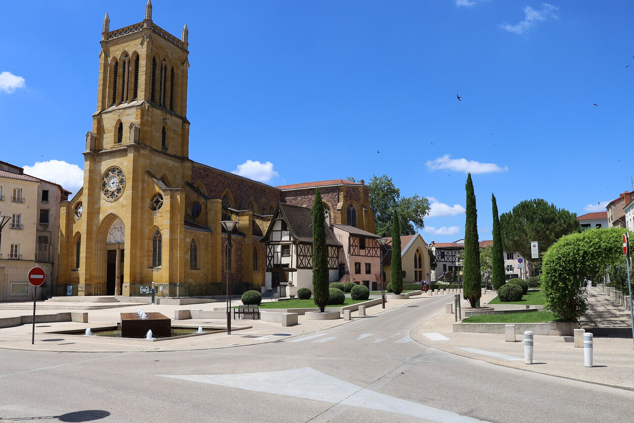 Bâtiment emblématique à Roanne, situé dans un quartier prisé pour un investissement locatif à Roanne, offrant un cadre historique et attractif pour les investisseurs immobiliers.