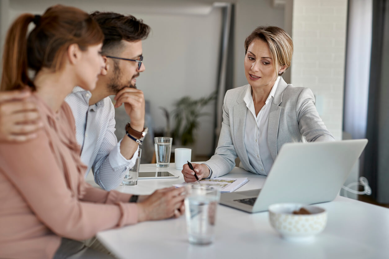 Trois personnes échangent sur les stratégies fiscales pour un investissement rentable en SCI. Discussion sur l'optimisation fiscale et les choix entre IR et IS pour maximiser les profits.