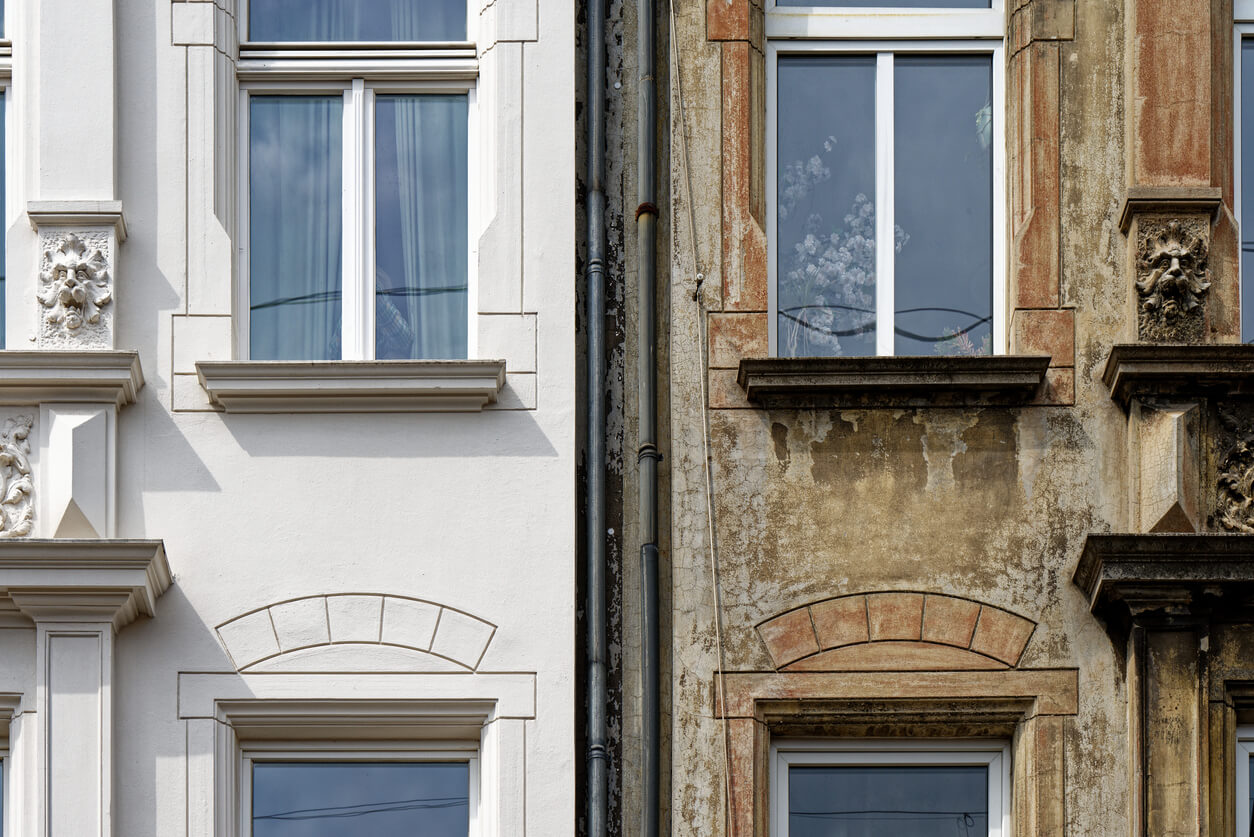 Pour rénover un vieil appartement, la façade a été rafraichie afin de séduire les locataires.