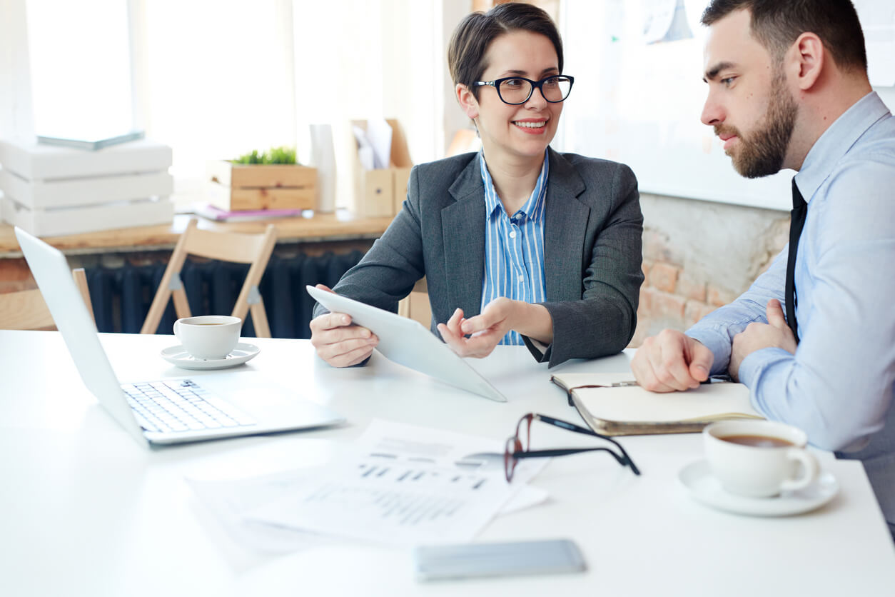 Un expert-comptable SCI échange avec une femme sur les obligations comptables et légales d’une société civile immobilière, pour garantir sa conformité et sa gestion optimale.