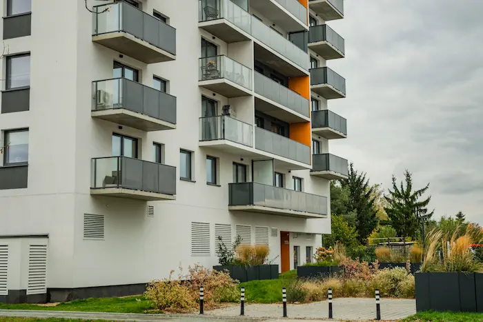 Immeuble moderne avec balcons vitrés et façade élégante, symbole d’opportunité pour investir dans l’immobilier urbain durable et attractif